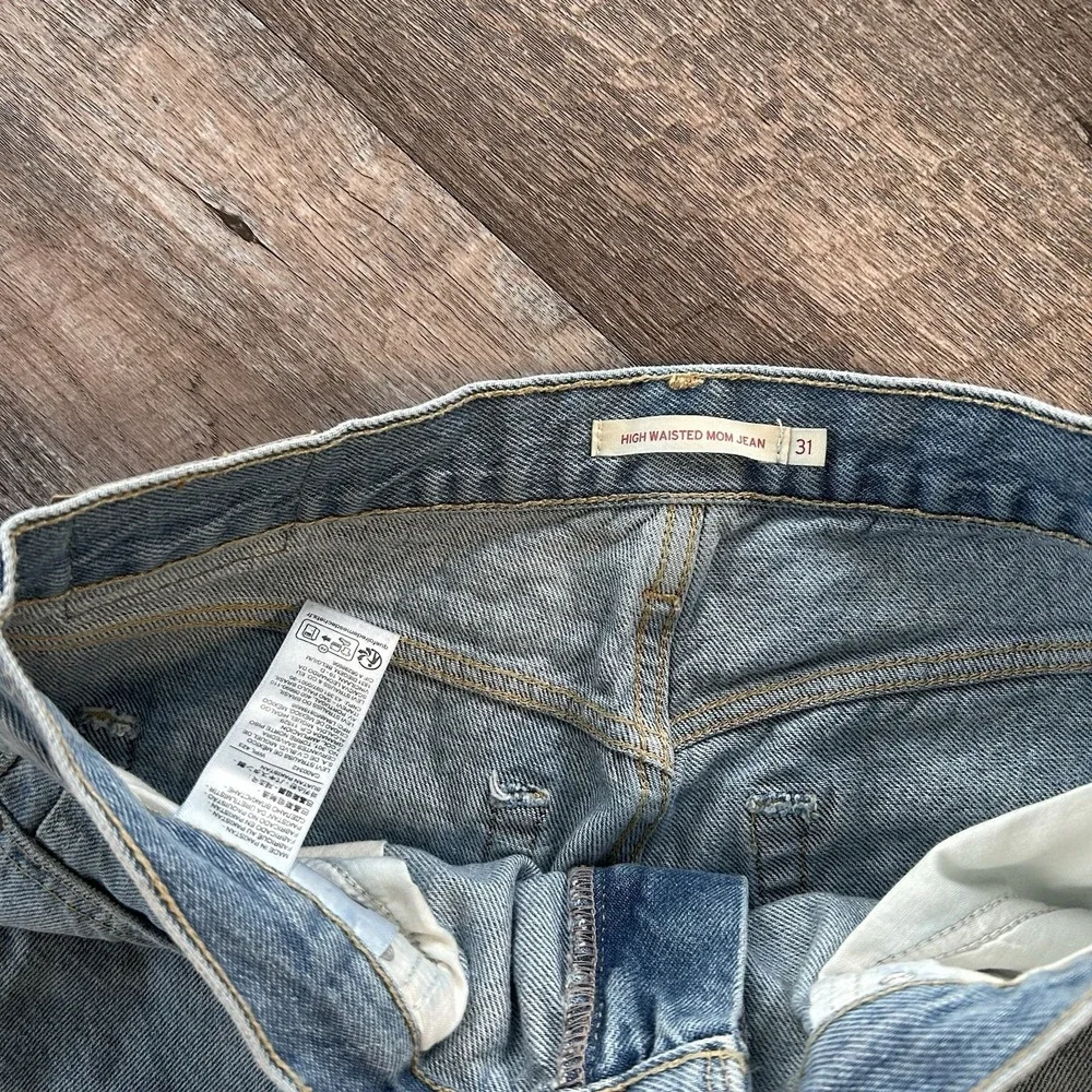 Levi's High Waisted Mom Jeans Distressed Light Wash Denim Womens 31x27.5